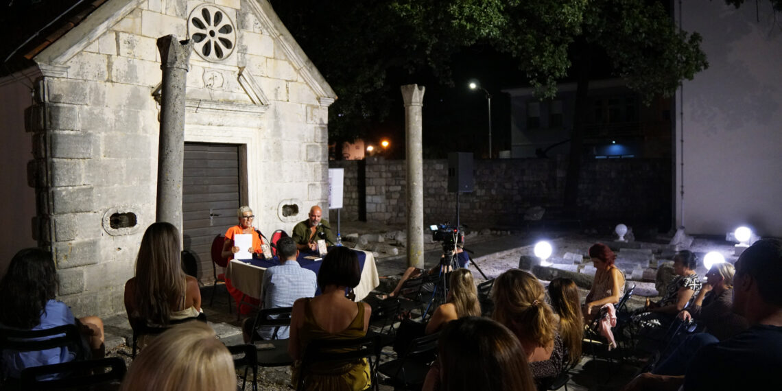 Fotografije sa promocije knjige “Tvrda kora” autora Marka Brakovića